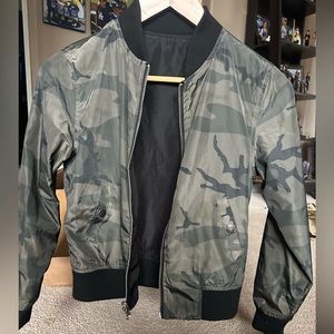 Kids / Boys reversible jacket. Size Medium. 6/8 yrs. Windbreaker material.